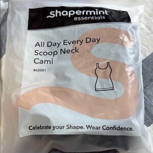 Shapermint Essentials Scoop Neck Cami - Black